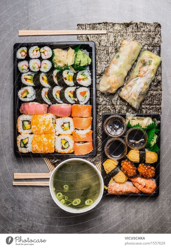Asian Menü mit Sushi, Reispapier-Sommerrollen und Miso-Suppe Lebensmittel Fisch Meeresfrüchte Ernährung Mittagessen Abendessen Büffet Brunch Festessen