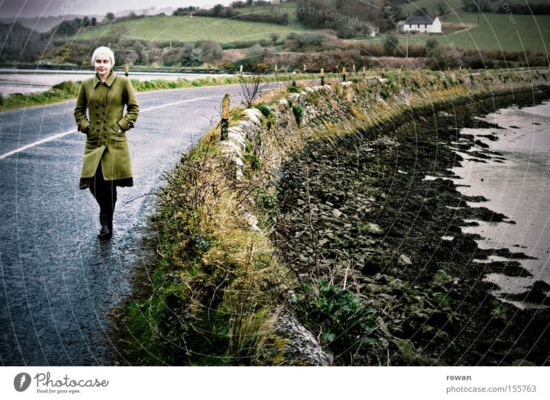 irish walk Republik Irland Spaziergang gehen Brücke Meer Frau grün kalt Herbst Straße Bürgersteig Fußweg Strand Küste Eire