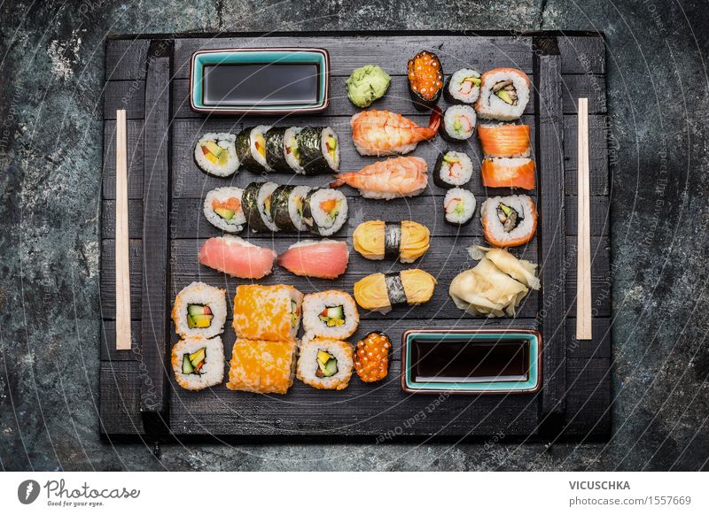 Sushi serviert auf dunkler Holzplate Lebensmittel Fisch Getreide Kräuter & Gewürze Ernährung Mittagessen Abendessen Asiatische Küche Stil Gesunde Ernährung