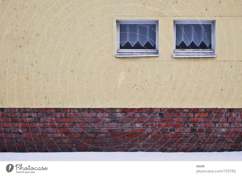 Zwillinge Schnee Haus Mauer Wand Fassade Fenster Backstein alt einfach kalt trist Gardine Putz paarweise Farbfoto Gedeckte Farben Außenaufnahme Menschenleer