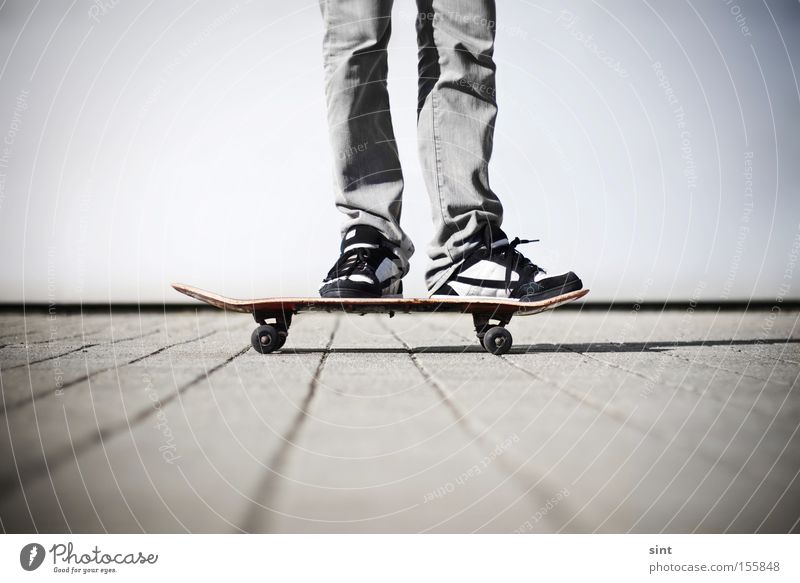 zwischenstop Funsport Freizeit & Hobby Sport Spielen Skateboard Skateboarderin Turnschuh schuhe rollen pausieren beton jugend Spass freizeit ausruhen Ruhe