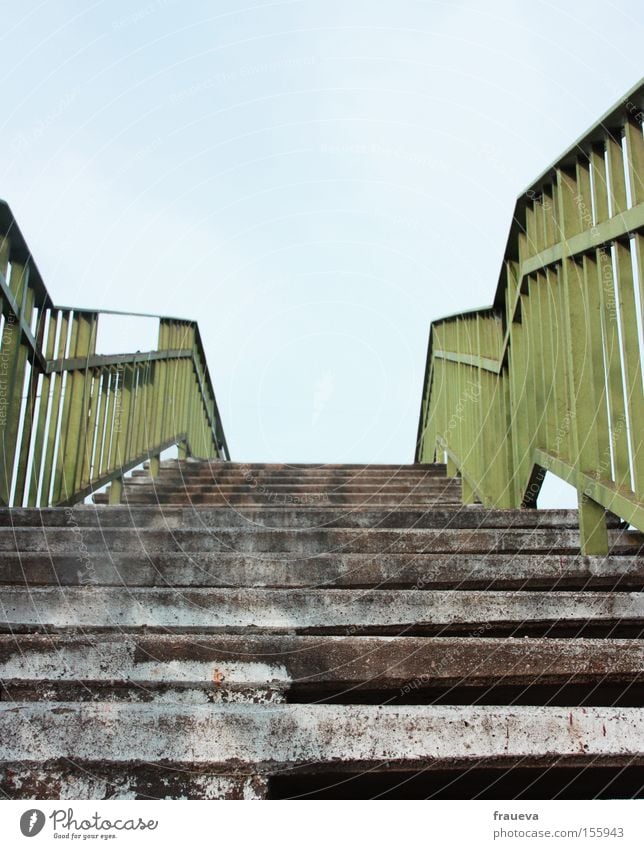 es geht aufwärts Treppe Geländer Treppengeländer Brückengeländer Himmel steigen grün blau grau Architektur Farbe Europa