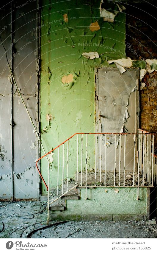 STAIRWAY TO HEAVEN Wand Raum Treppe grün Putz alt schäbig dreckig Einsamkeit ruhig schön verfallen Geländer Farbe abbröckeln Tür Menschenlos