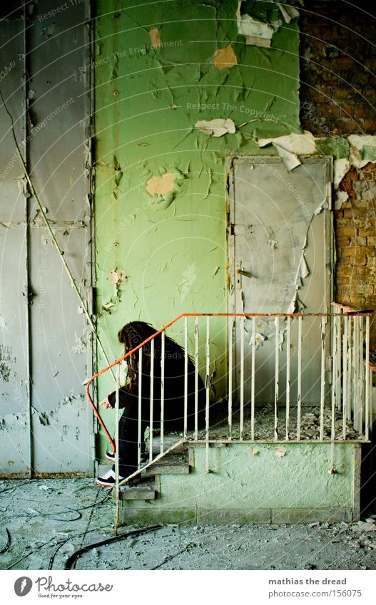 TÜRSTEHER Wand sitzen Treppe Trauer grün Putz Farbe alt schäbig dreckig Tür Mann Einsamkeit ruhig schön verfallen Vergänglichkeit