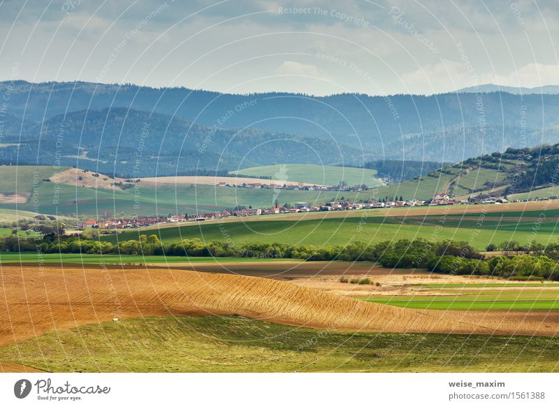 Grüne Frühlingshügel von Slowakei. April sonnige Landschaft schön Ferien & Urlaub & Reisen Tourismus Berge u. Gebirge Natur Himmel Wolken Sonnenlicht Klima