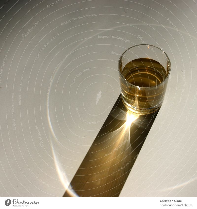 Sonnenuhr Glas Whiskey Schatten Licht Kreis Reflexion & Spiegelung Lichterscheinung Getränk Lichtkegel Gastronomie Küche Dinge
