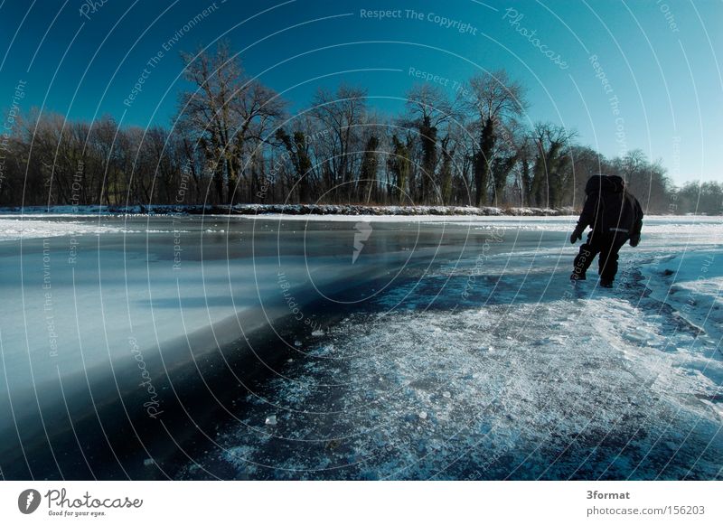 test Winter Eis See gefroren kalt blau erstarren erstaunt Erwartung Versuch gefährlich Risiko Weitwinkel Vorsicht Konzentration bedrohlich