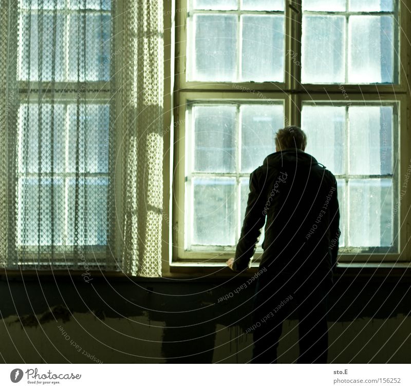 the opposite pt.2 Mensch Fenster Glas Fensterscheibe Scheibe verfallen schäbig dreckig Vorhang gegenüber Aussicht Blick beobachten Angst Panik Einsamkeit