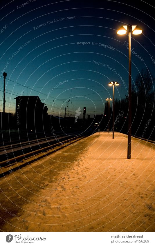 NÄCHTLICHES WARTEN PART II Bahnsteig Gleise Kabel Laterne Kunstlicht Schnee Dämmerung blau Haus Silhouette Menschenleer Einsamkeit ruhig Stadt Bahnhof