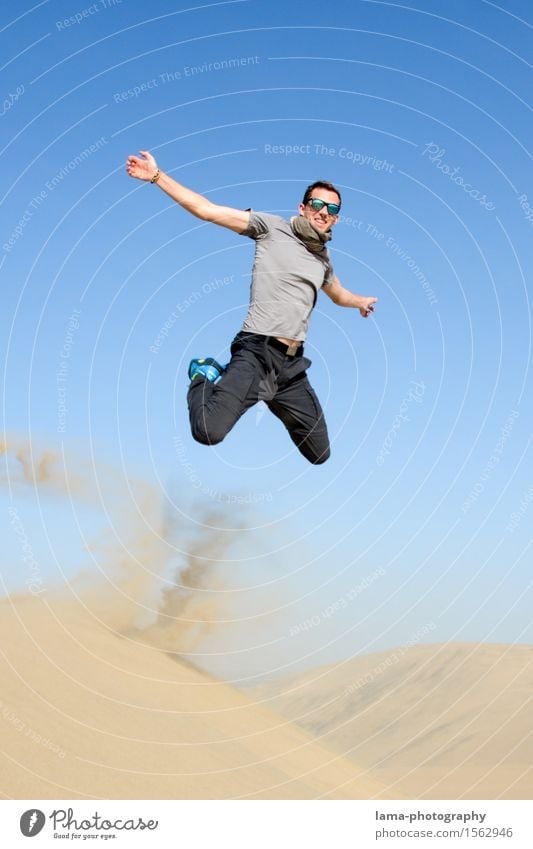 Sandhüpfer Ferien & Urlaub & Reisen Tourismus Ausflug Abenteuer Ferne Freiheit Sommerurlaub Sonne Junger Mann Jugendliche 1 Mensch Sonnenlicht Wüste Sahara Peru