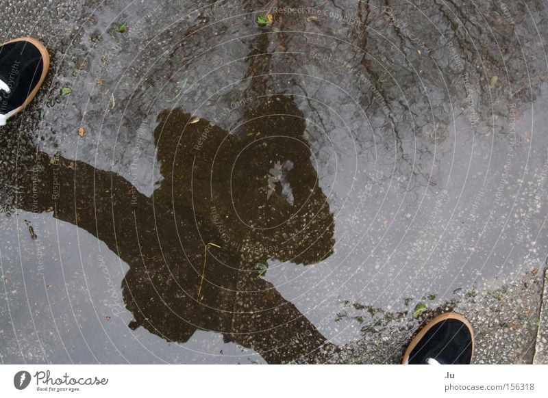 Self Farbfoto Experiment Textfreiraum Mitte Reflexion & Spiegelung Starke Tiefenschärfe Froschperspektive Beine 1 Mensch Wasser schlechtes Wetter Regen Baum