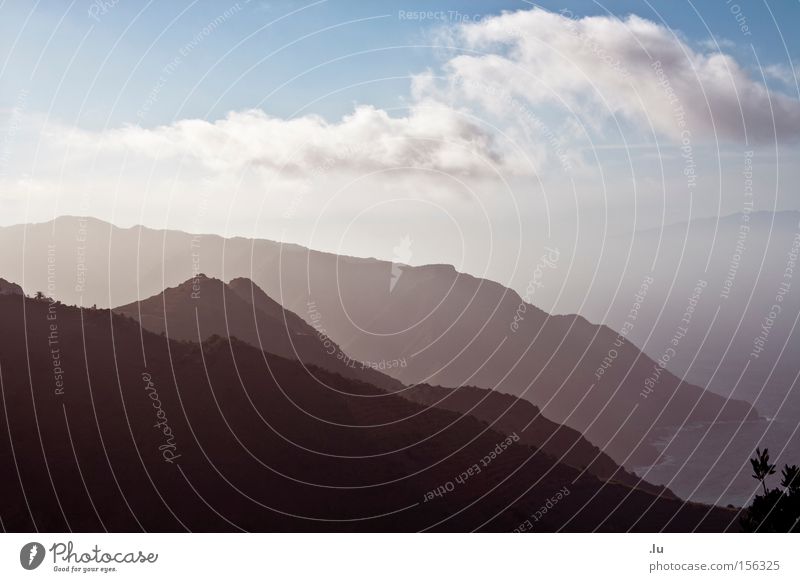 und die 7 Berge Berge u. Gebirge Bergkette Nebel Dunst Ferne Kanaren Gomera Meer hintereinander Strand Küste Schichtarbeit Wege & Pfade Alles der Reihe nach