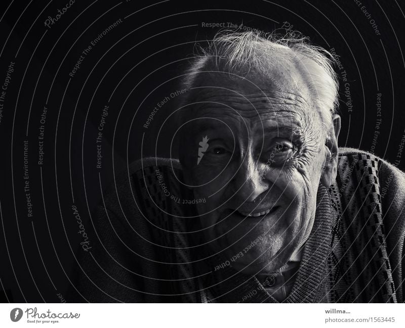Alter Mann lächelt verschmitzt alter Mann Porträt Lächeln Senior Humor Großvater freundlich fröhlich Gesicht lachen Lebensalter Altersversorgung Seniorenpflege