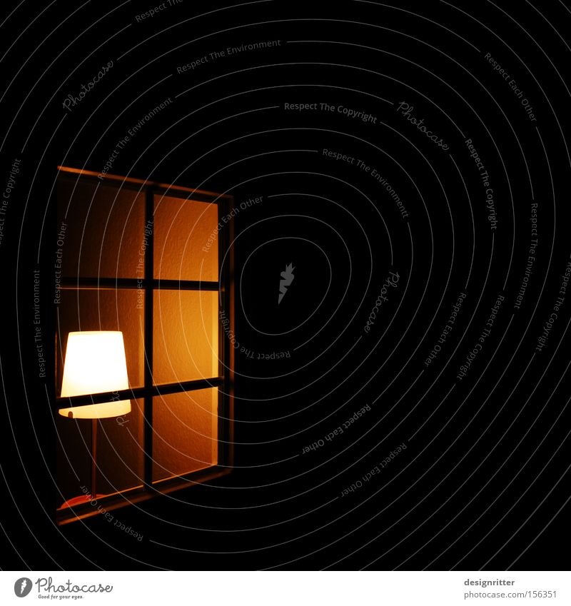 sicher Haus Wohnung Fenster Lampe Licht Lichtschein dunkel Wärme privat Privatsphäre Sicherheit Schutz