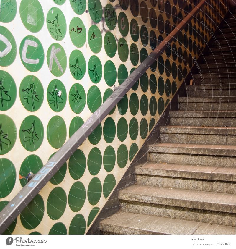 upstairs? Treppe Punkt Wand Treppengeländer Untergrund Stadt U-Bahn Bremen unterirdisch Detailaufnahme
