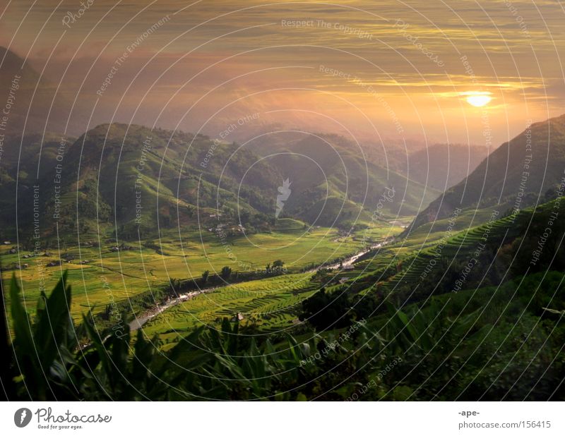 Sunrice Farbfoto Außenaufnahme Menschenleer Licht Schatten Sonnenaufgang Sonnenuntergang Starke Tiefenschärfe Panorama (Aussicht) ruhig Berge u. Gebirge Wolken