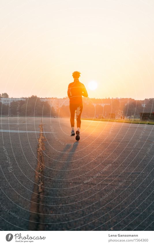 Frau joggt in einen Sonnenaufgang Körper Gesundheit sportlich Fitness Zufriedenheit Abenteuer Sommer Sonnenbad Sport Sport-Training Joggen Mensch feminin
