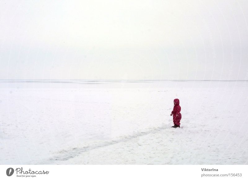 Eiswüste Schnee kalt Plattensee verloren Einsamkeit Kind klein vermummt Schneeanzug Spuren Wüste Angst Farbfleck Winter verirrt