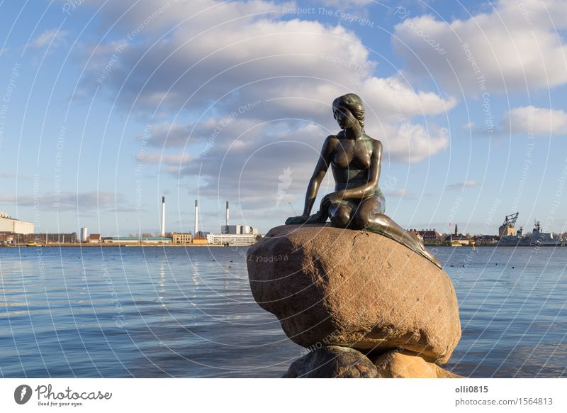 Kleine Meerjungfrau in Kopenhagen, Dänemark Ferien & Urlaub & Reisen Tourismus Sightseeing Junge Frau Jugendliche Erwachsene Kunst Skulptur Hafen Denkmal Stadt