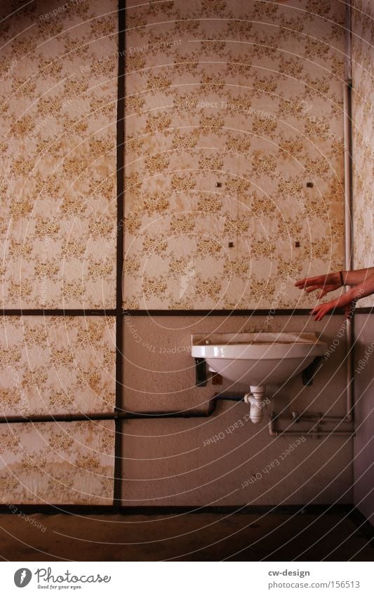HANDWÄSCHE?! Waschbecken Wäsche Hand Finger Osten weiß Bad Toilette Abfluss Tapete Nostalgie Waschen Katzenkopf trockenwäsche