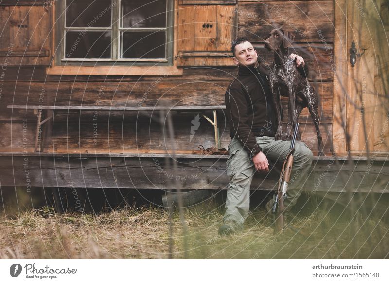 Jäger mit seinem Hund Freizeit & Hobby Jagd Ausflug wandern Haus Mensch maskulin Junger Mann Jugendliche Freundschaft Leben 1 30-45 Jahre Erwachsene Umwelt