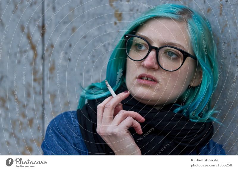 "Immer schön cool bleiben, Tiger! Haare & Frisuren Gesundheit Rauchen Student Mensch feminin Junge Frau Jugendliche Erwachsene 1 18-30 Jahre Brille Punk