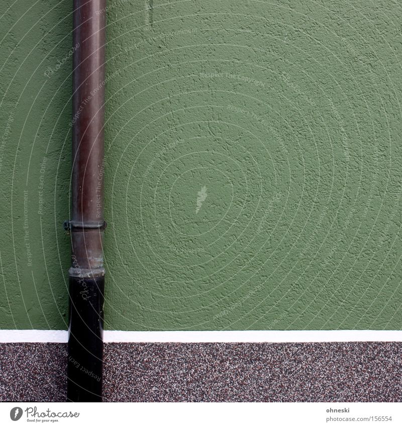 Regenrohr grün Streifen Linie Anstrich Anstreicher Maler graphisch Wand Haus Handwerk Detailaufnahme Regenfallrohr