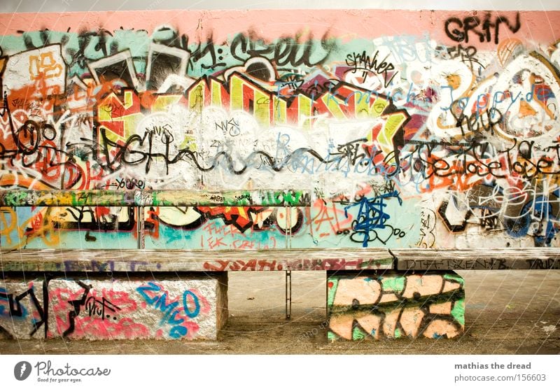 MAUERPARK Wand Graffiti mehrfarbig Farbe Farbstoff Jugendkultur Bombe Stil schön Schmiererei dreckig Lebensfreude Bank voll durcheinander verfallen