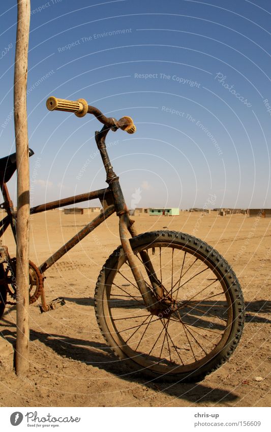 Altes Fahrrad BMX Wüste alt Rost Reifen Felge kaputt Südamerika Dritte Welt Sand Spielen Freizeit & Hobby Reifenpanne