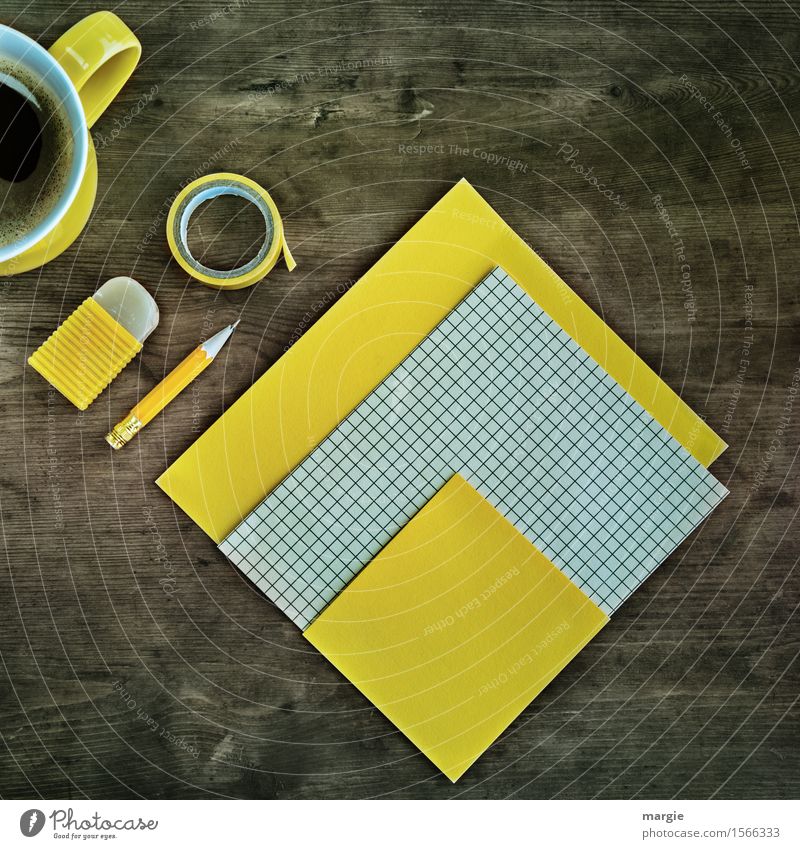 Gelbes und kariertes Papier, Bleistift, Radiergummi, Klebeband und eine Tasse Kaffee, alles in der Farbe gelb auf einem alten Schreibtisch trinken Becher