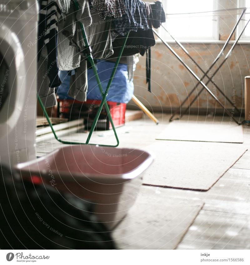 Waschboden Waschhaus Häusliches Leben Wohnung Dachboden Wäsche waschen Wäscheständer Waschmaschine Waschzuber nass trocken Ferne trocknen hängend aufhängen