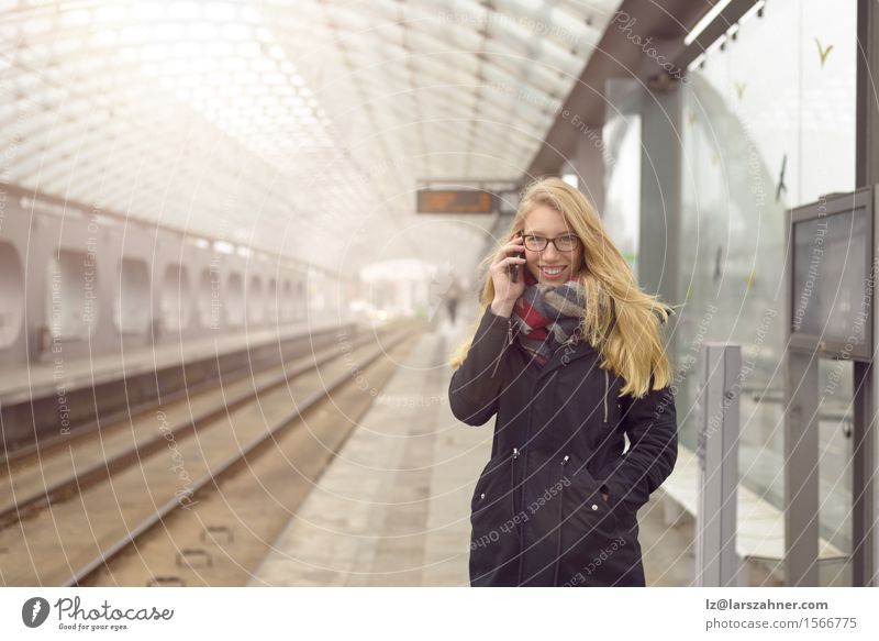 Junge Frau im schwarzen Mantel unter Verwendung des Handys Glück Gesicht Winter Telefon PDA feminin Erwachsene 1 Mensch 18-30 Jahre Jugendliche Verkehr