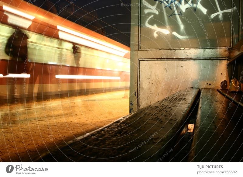 Verspätung? Na endlich Eisenbahn Bank warten Geschwindigkeit Nacht Graffiti verstecken Geister u. Gespenster sitzen Licht Schatten S-Bahn Bahnhof Zugstation