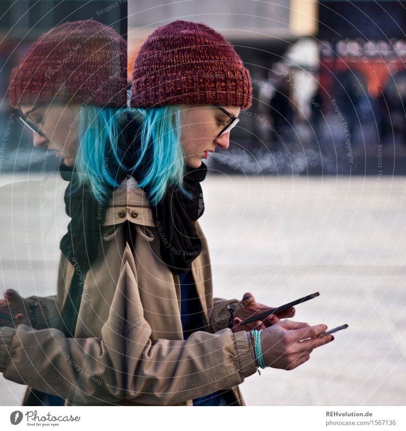 "Können Sie auch mein Handy orten?" Mensch feminin Junge Frau Jugendliche 1 13-18 Jahre 18-30 Jahre Erwachsene Rauchen stehen außergewöhnlich Coolness exotisch