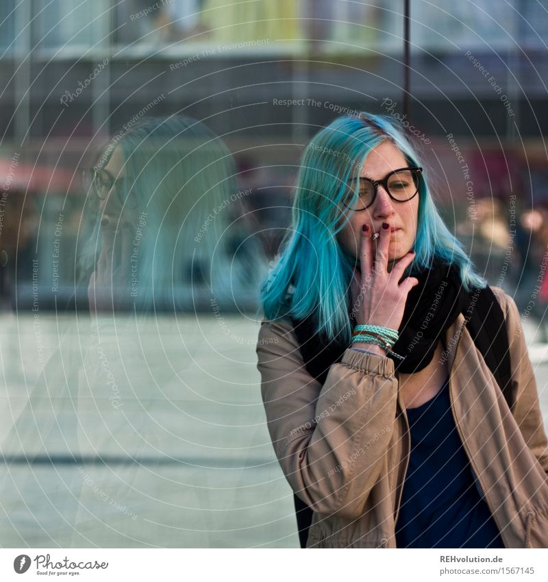 Jule | in der Stadt Mensch feminin Junge Frau Jugendliche 1 18-30 Jahre Erwachsene Kleinstadt Stadtzentrum Jacke Brille Haare & Frisuren langhaarig Rauchen