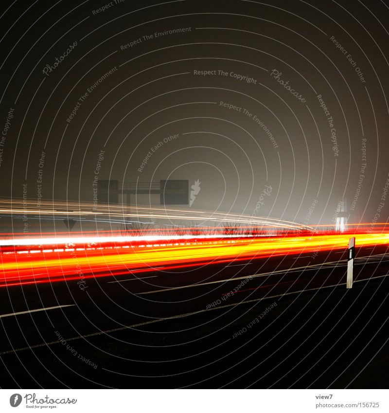 ein Leitpfosten. Verkehr Autobahn Licht Spuren Schnellstraße KFZ Güterverkehr & Logistik Nacht Feierabend Winter Morgen Gefäße PKW Mobilität Verkehrswege