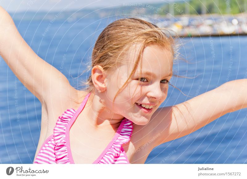 Tänzerin am Flussufer Freude Spielen Sommer Strand Meer Kind Schulkind Mädchen Frau Erwachsene Kindheit 1 Mensch blond Bewegung Lächeln rosa weiß Dame Europäer