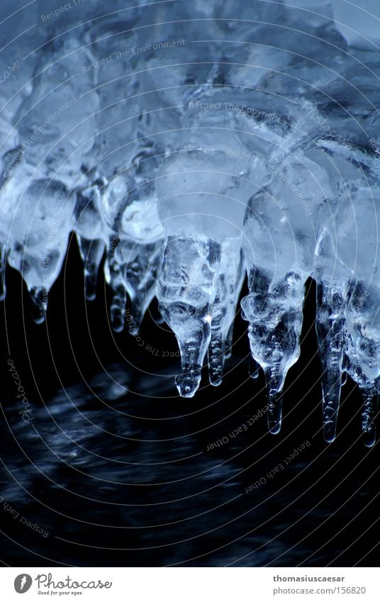 wenn's taut Eis Wasser kalt blau dunkel hell durchsichtig Glätte Eiszapfen nass fließen tauen glänzend Licht Lampe Reflexion & Spiegelung Winter
