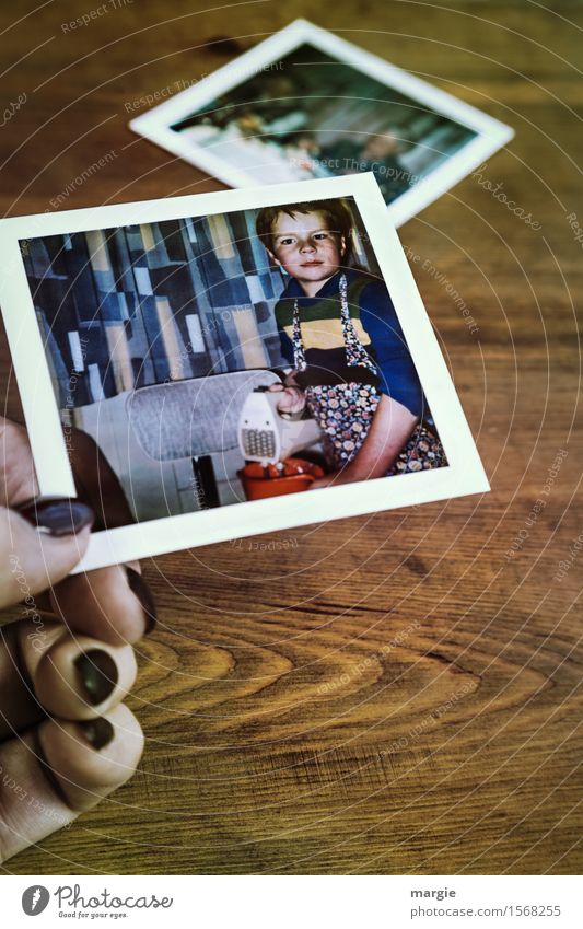 Backen macht Spaß! Foto eines kleinen Jungen mit Schürze beim Teig rühren Ernährung Freizeit & Hobby Koch Küche maskulin Kind 1 Mensch 3-8 Jahre Kindheit blau