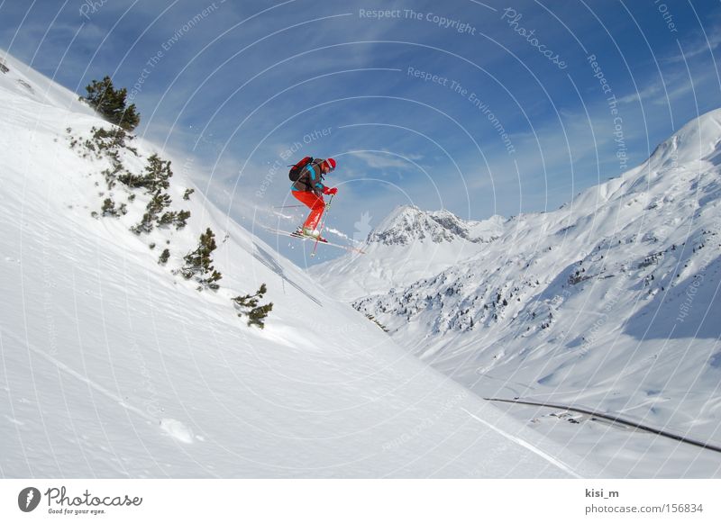 Snowflight Schnee Skifahren Sport Tiefschnee Pulverschnee springen Berge u. Gebirge Skier Blauer Himmel Bundesland Tirol Österreich Skistöcke Berg Arlberg