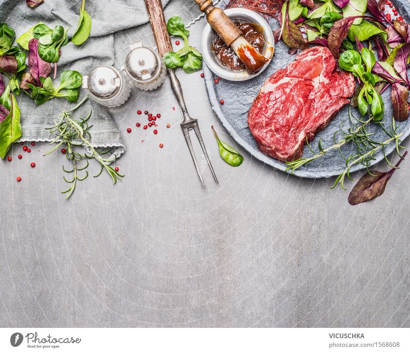 Steak und grünen Salat. Fleisch fürs Grillen zubereiten Lebensmittel Salatbeilage Kräuter & Gewürze Öl Ernährung Mittagessen Abendessen Picknick Bioprodukte