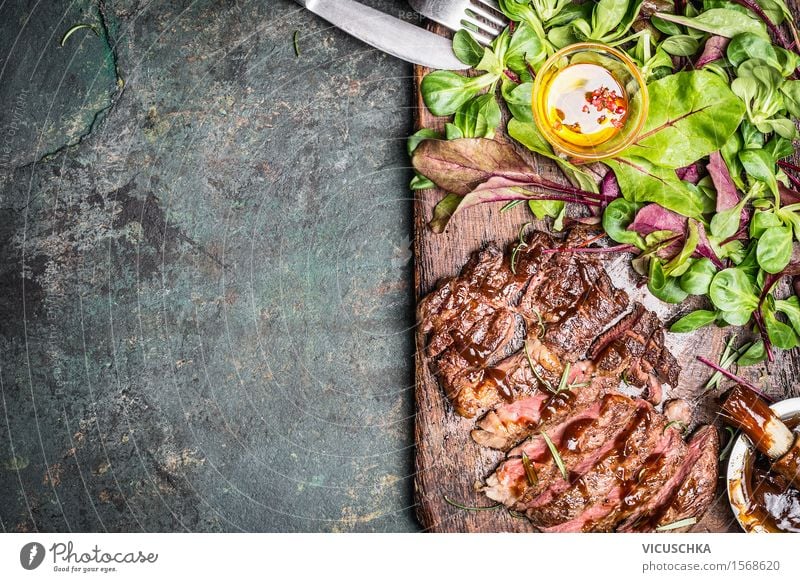 Grillsteak Mit Grunem Salat Ein Lizenzfreies Stock Foto Von