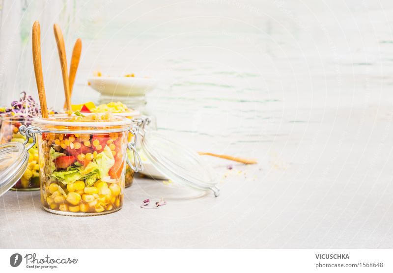 Gemüse Salat im Glas. Lebensmittel Salatbeilage Kräuter & Gewürze Öl Ernährung Mittagessen Bioprodukte Vegetarische Ernährung Diät Gabel Stil Gesunde Ernährung