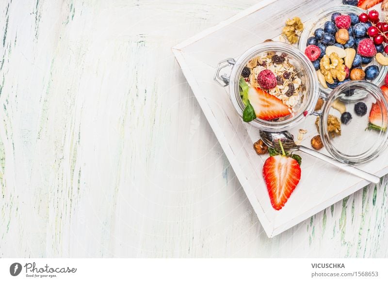 Gesundes Frühstück mit Müsli im Glas und Beeren Lebensmittel Frucht Getreide Dessert Ernährung Büffet Brunch Bioprodukte Vegetarische Ernährung Diät Löffel