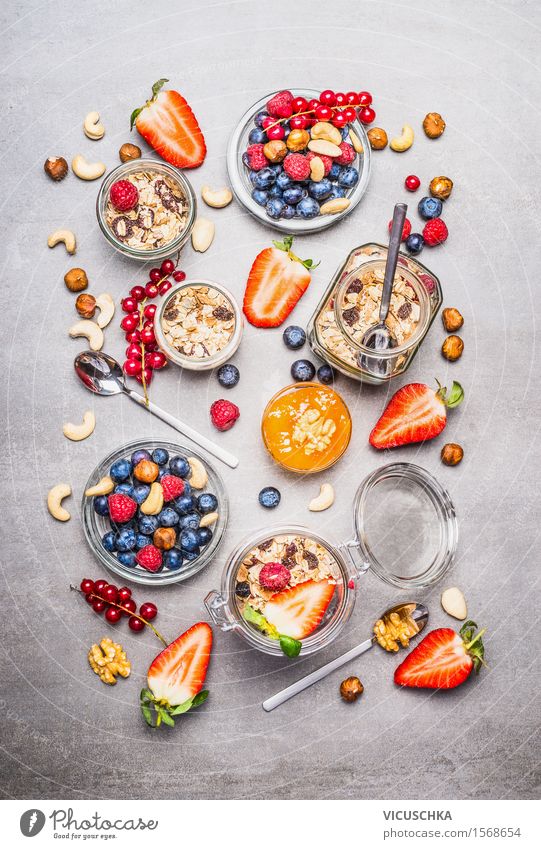 Müsli im Glas , frische Beeren , Samen und Nüsse Lebensmittel Frucht Getreide Ernährung Frühstück Bioprodukte Vegetarische Ernährung Diät Löffel Design