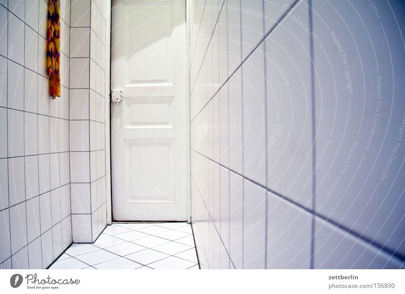 Friedenauer Sanitärtrakt Bad Fliesen u. Kacheln Fuge Tür Toilette Waschhaus Sauberkeit sanitär Handtuch Wand Boden Detailaufnahme Isolierung (Material)