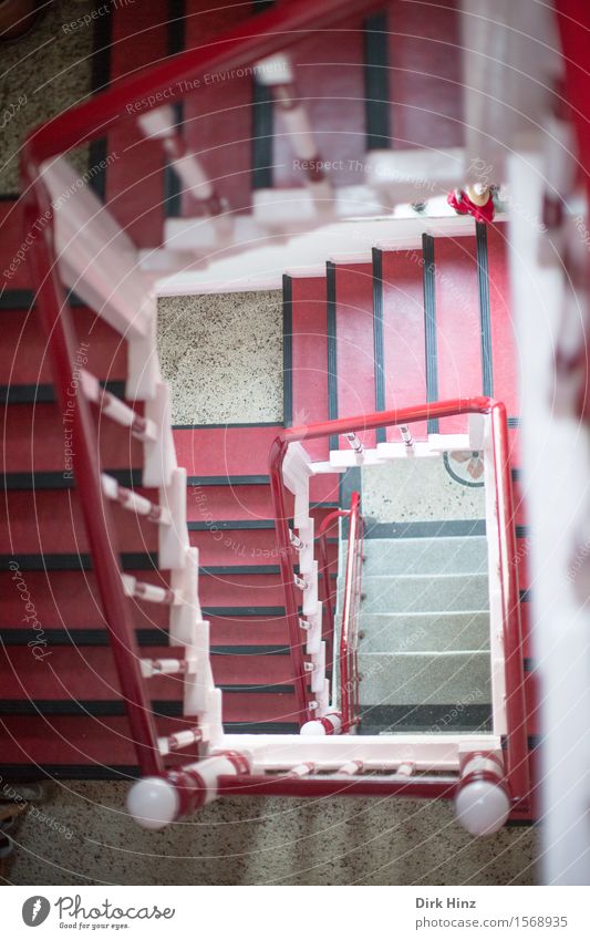 Birtes Treppenhaus Haus Bauwerk Gebäude Architektur alt eckig unten rot Höhenangst Angst bedrohlich Kontrolle Mut Perspektive Ferne Risiko Sicherheit Vertrauen