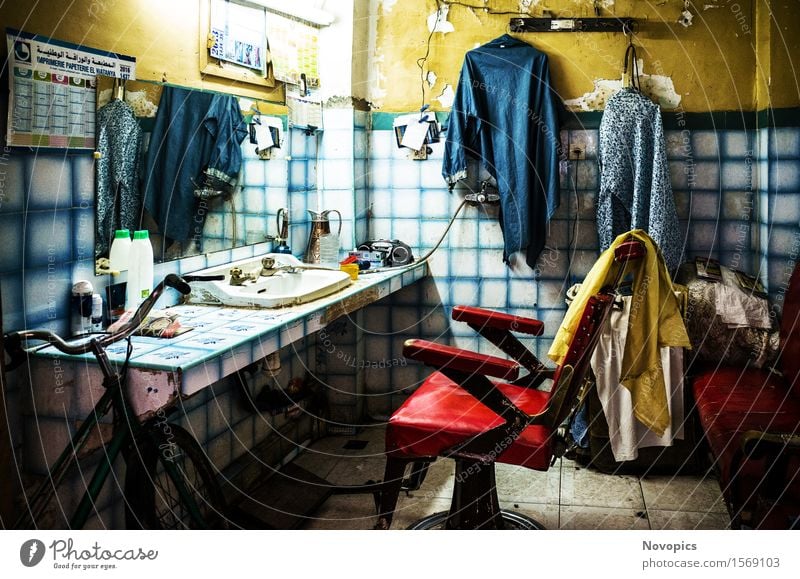 hair salon in Marrakech - Marocco Haare & Frisuren Wohnzimmer Handwerker Architektur Bekleidung blau gelb rot Stillleben Strassenfotografie Streetphotography