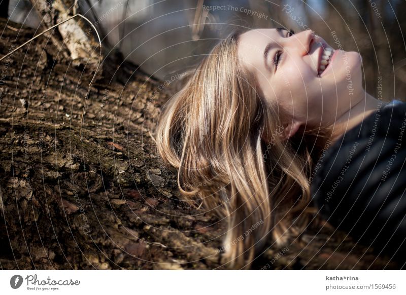 Mit der Natur im Einklang . Ausflug Mensch feminin Junge Frau Jugendliche Haare & Frisuren Gesicht 1 18-30 Jahre Erwachsene Schönes Wetter Baum brünett blond