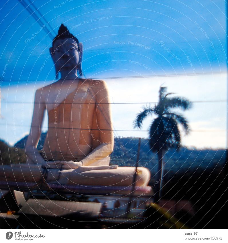 Sit in verwaschen Unschärfe verraucht Räucherstäbchen Asien Rauschmittel Buddha Gebet Frieden Götter Mönch Meditation Statue